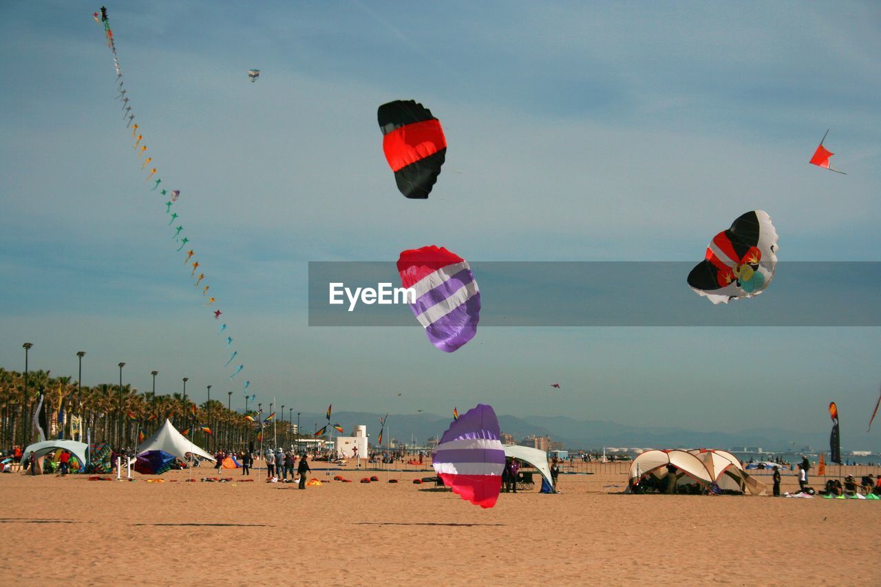 PANORAMIC VIEW OF PEOPLE AT BEACH