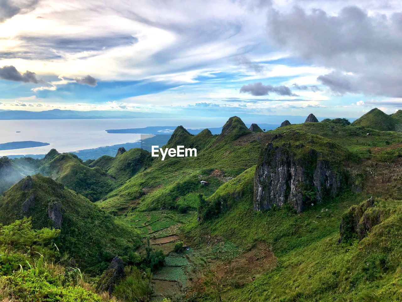 PANORAMIC VIEW OF LANDSCAPE AND MOUNTAINS AGAINST SKY