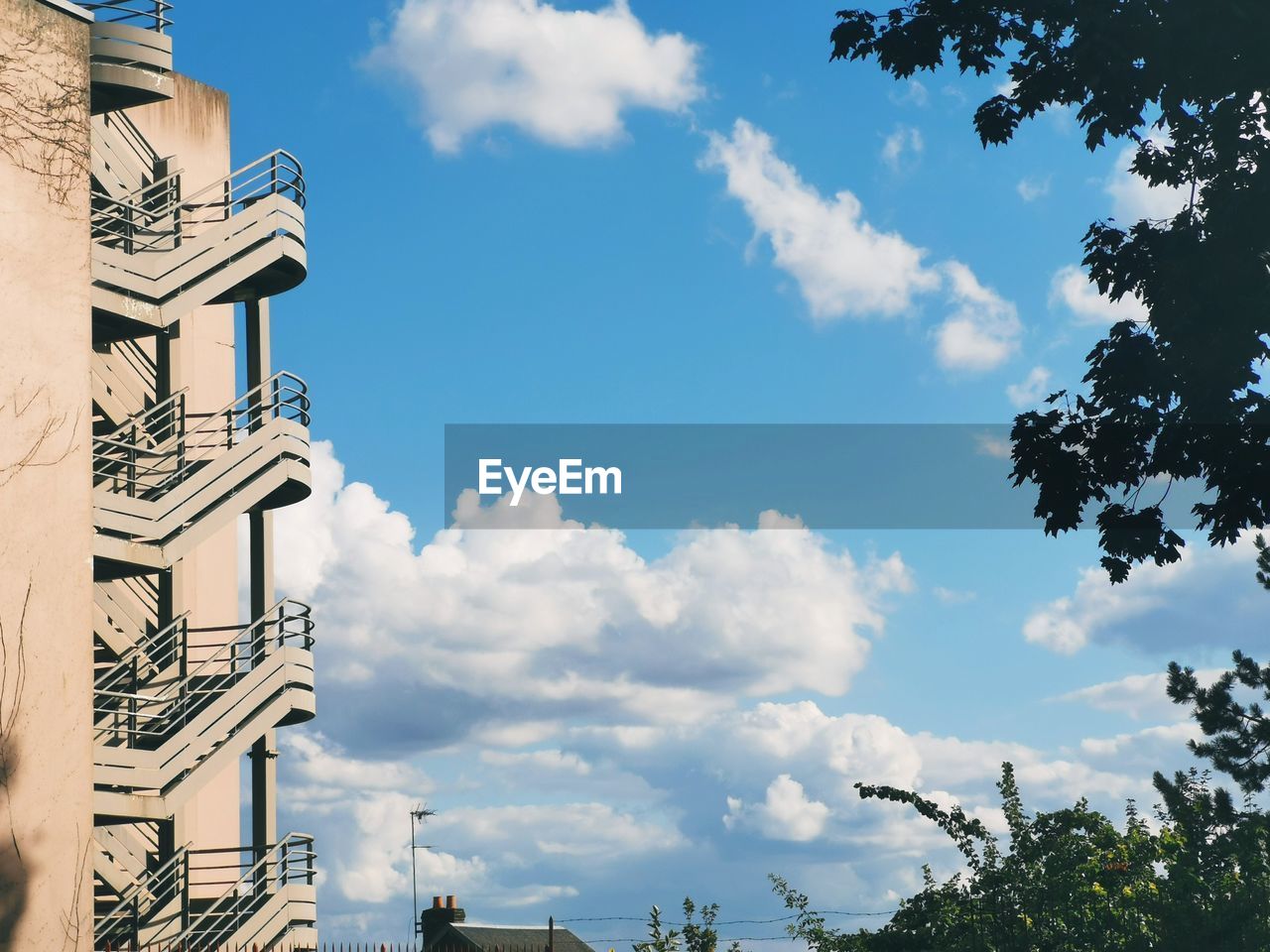 LOW ANGLE VIEW OF BUILDING AGAINST BLUE SKY