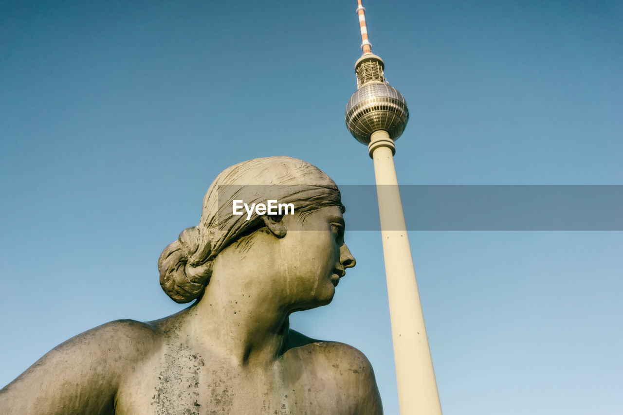 LOW ANGLE VIEW OF STATUE AGAINST CLEAR SKY