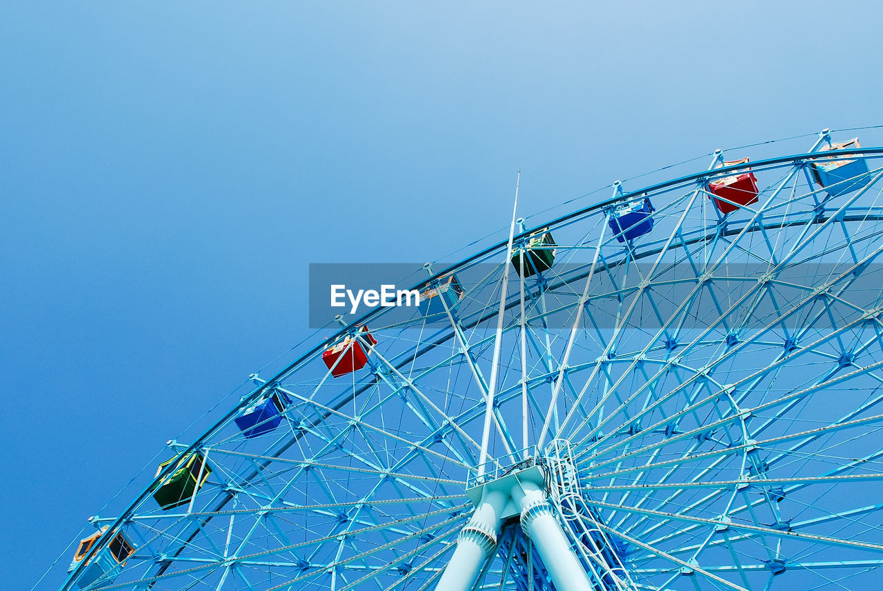 LOW ANGLE VIEW OF FERRIS WHEEL AGAINST SKY