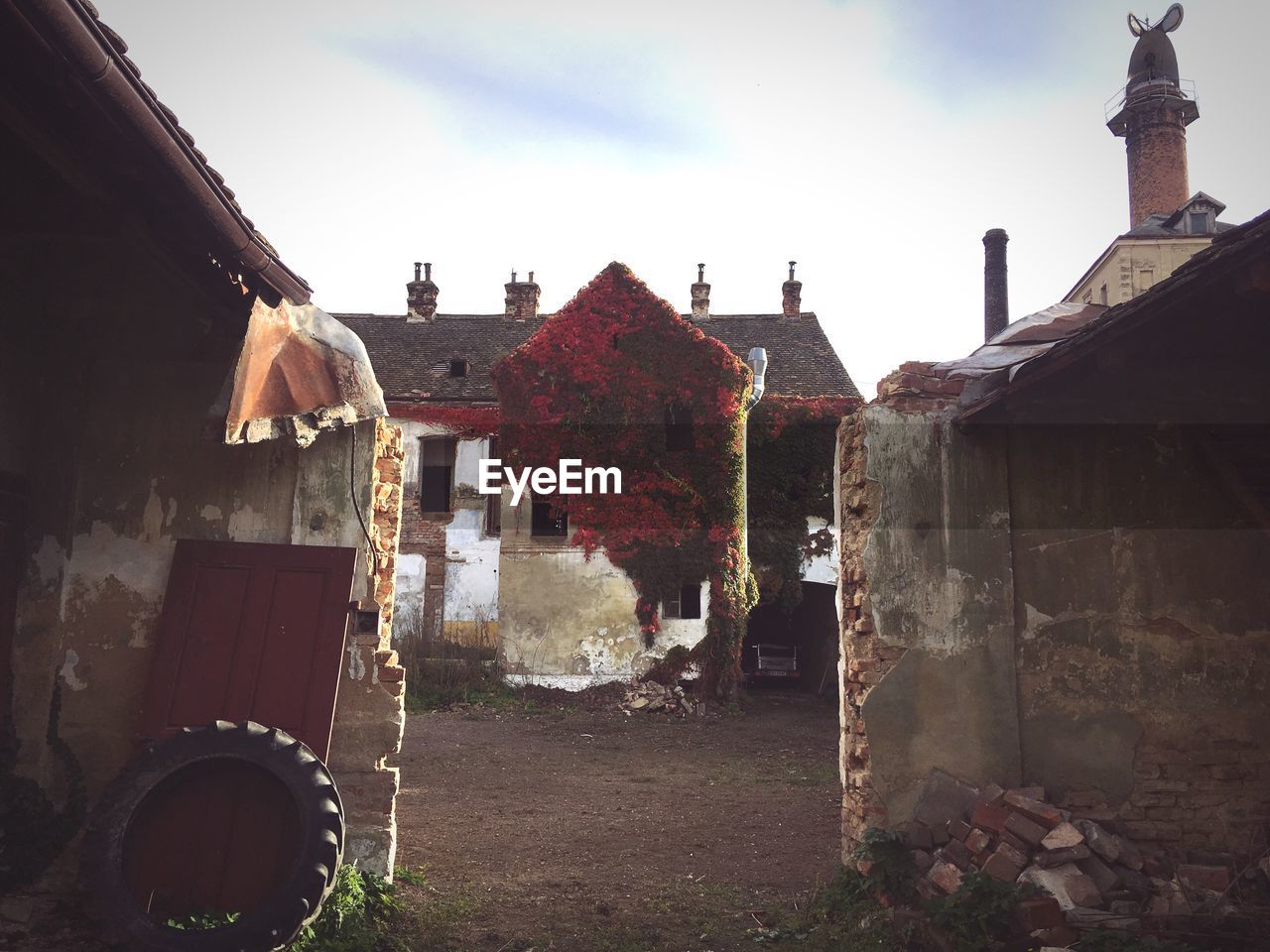 CLOTHES DRYING ON ABANDONED HOUSE