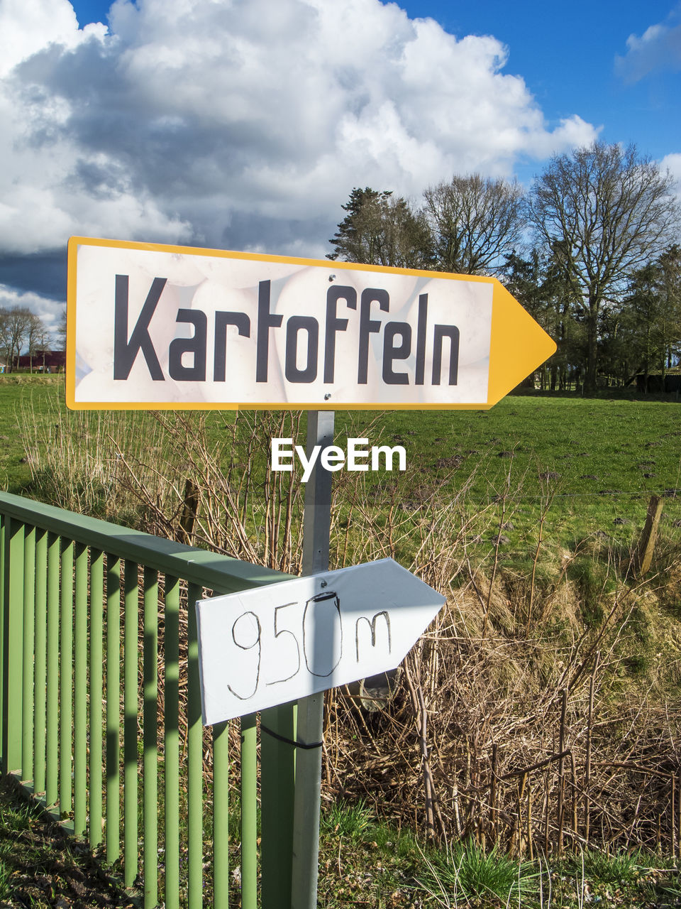 Information sign for direct potato sales on a country road in east friesland.