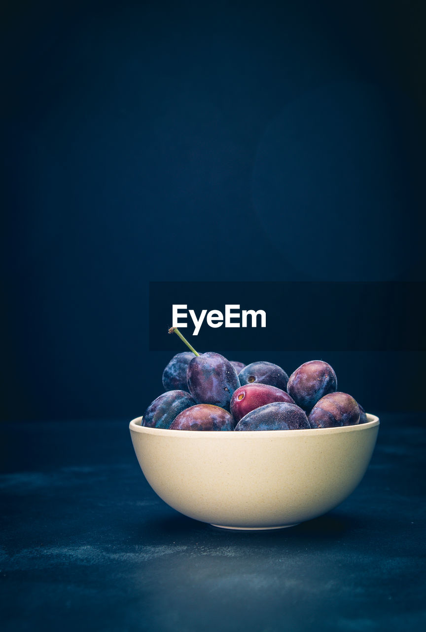 Red grapes in fruit bowl