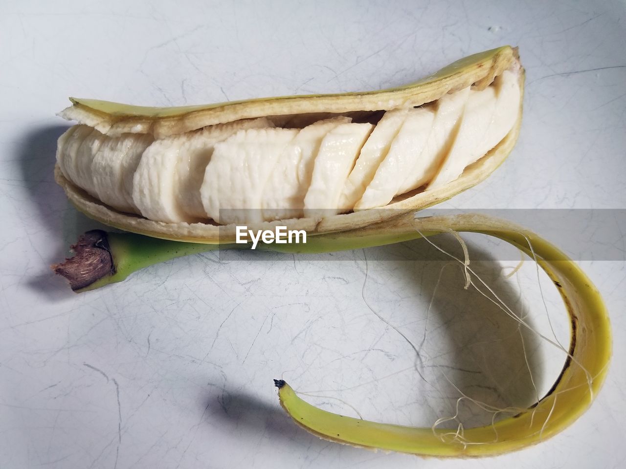 HIGH ANGLE VIEW OF BANANA ON TABLE