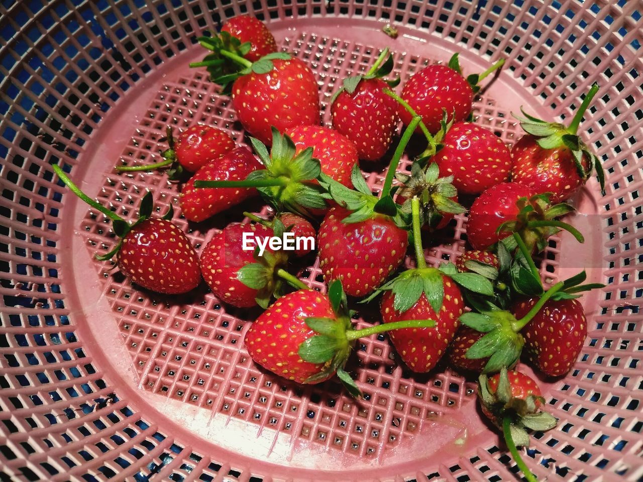 HIGH ANGLE VIEW OF STRAWBERRIES IN BASKET IN PLATE