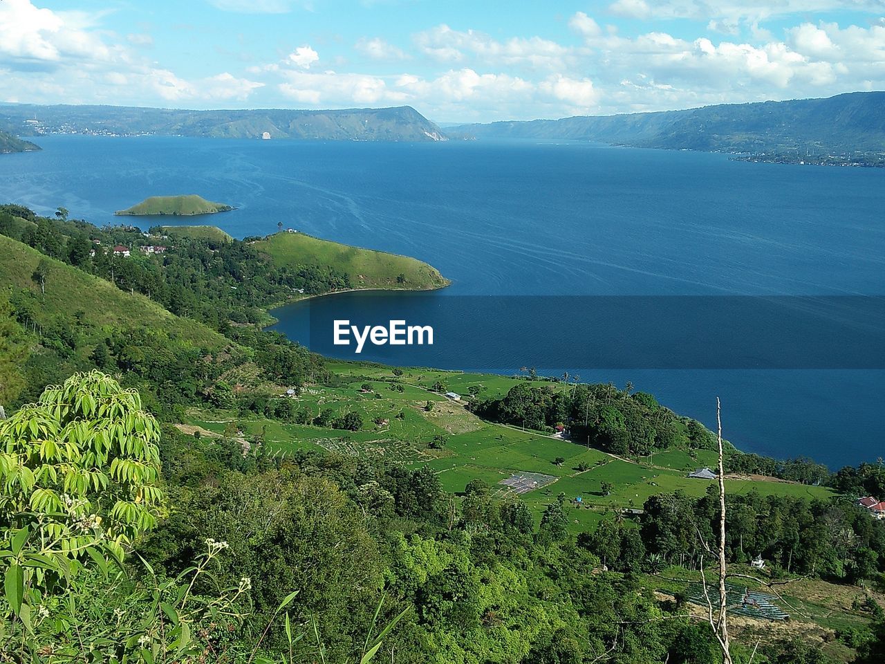 SCENIC VIEW OF SEA AND MOUNTAIN AGAINST SKY