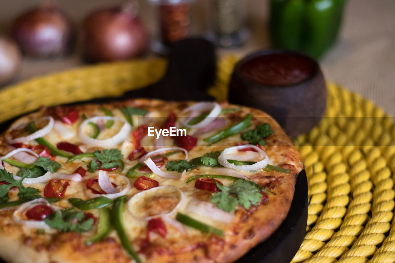 CLOSE-UP OF PIZZA IN PLATE