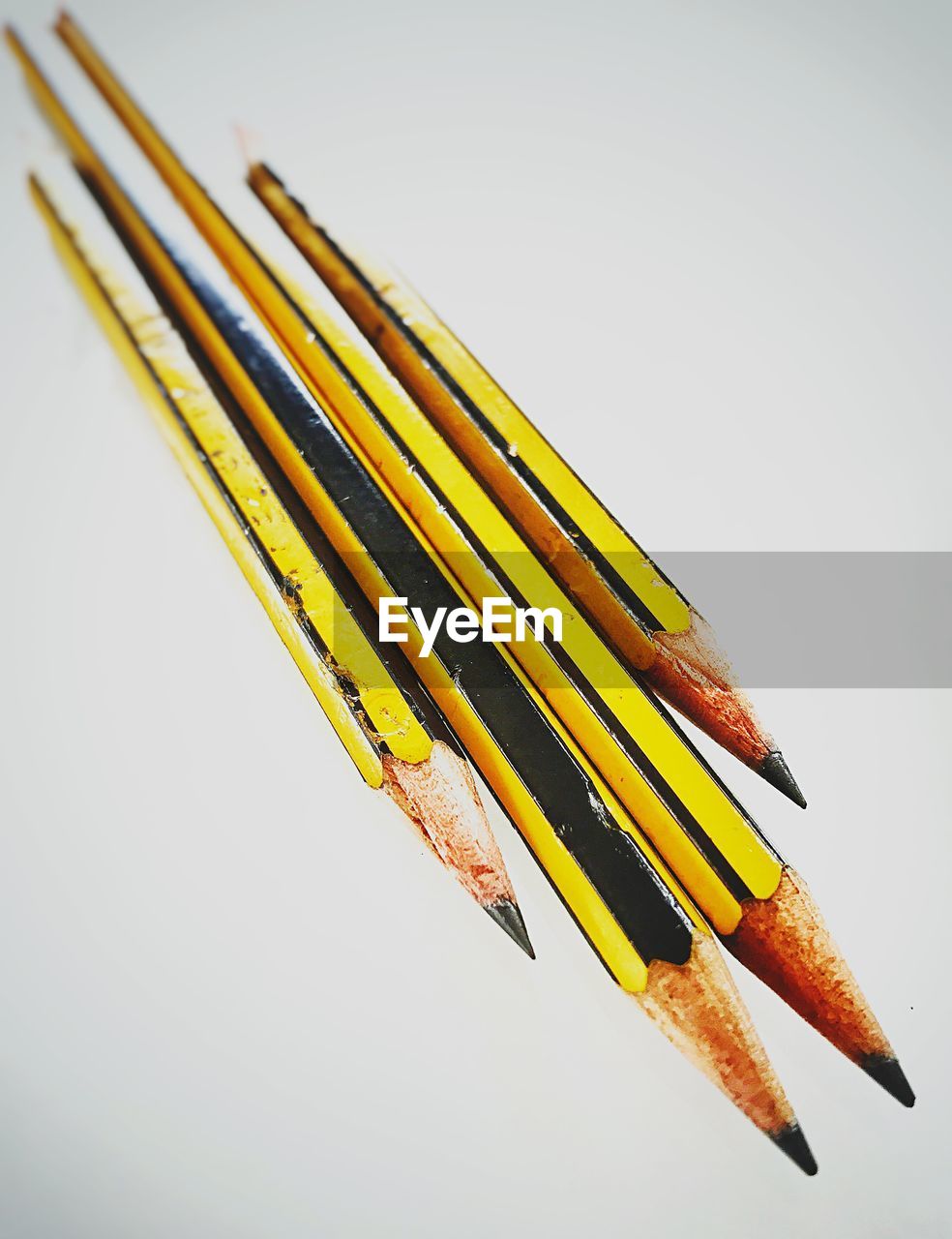 CLOSE UP OF COLORED PENCILS