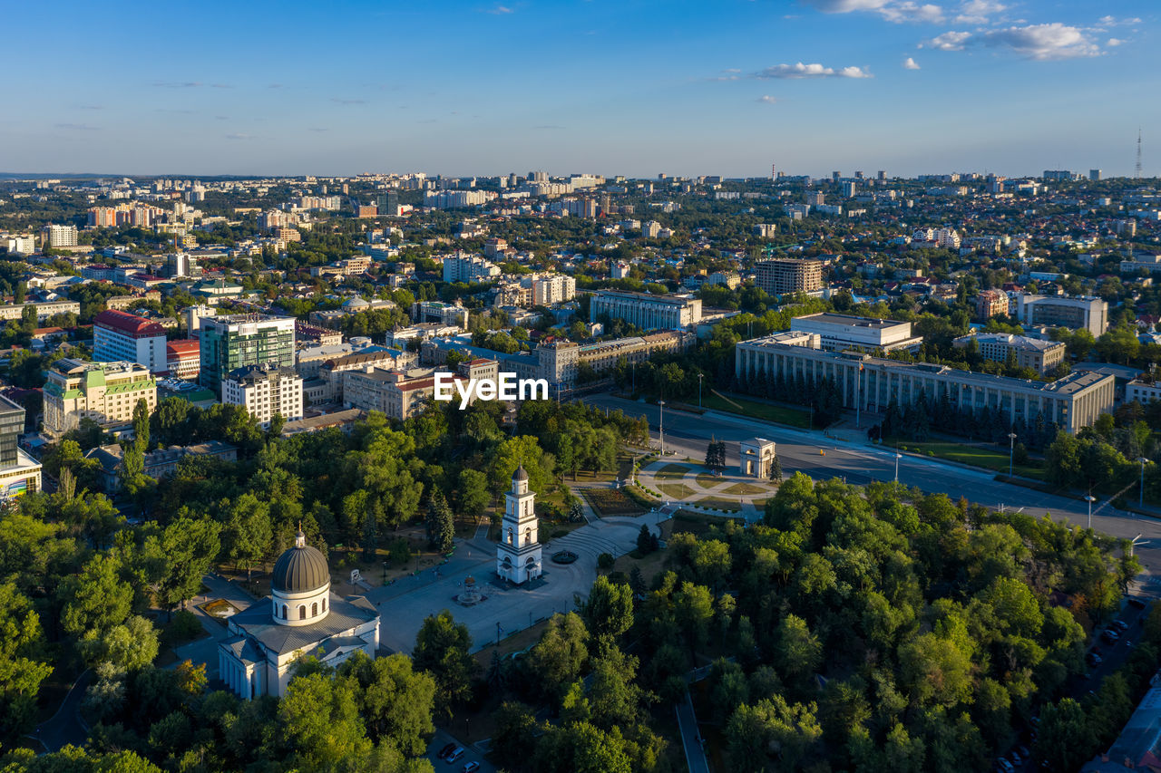 HIGH ANGLE VIEW OF BUILDINGS AGAINST SKY