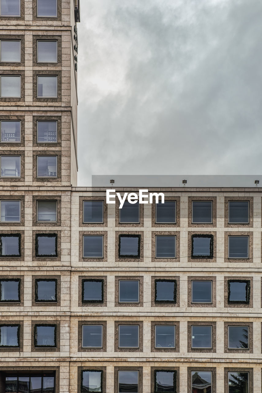 LOW ANGLE VIEW OF MODERN BUILDING AGAINST SKY IN CITY