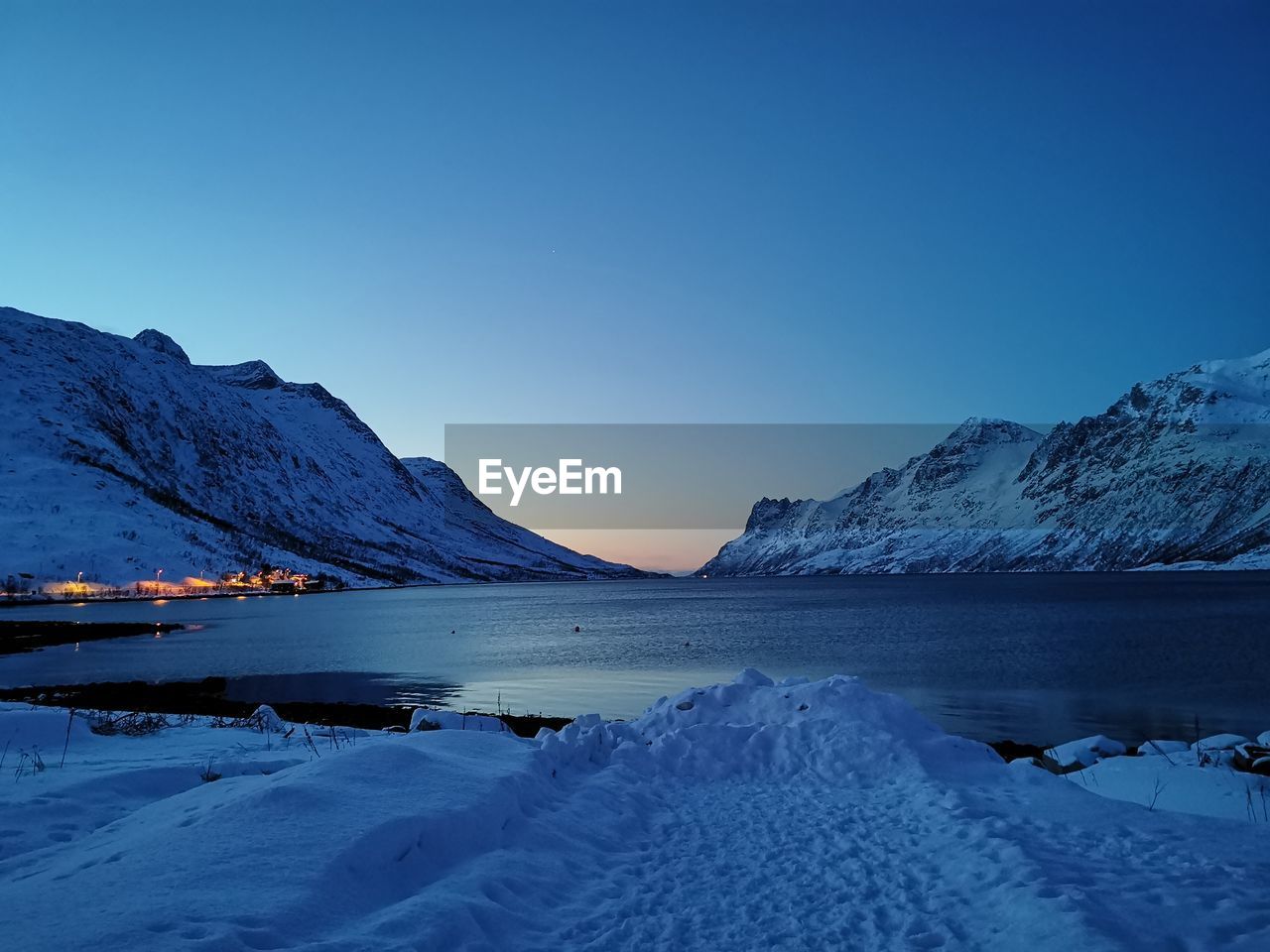 SCENIC VIEW OF FROZEN LAKE AGAINST CLEAR SKY DURING WINTER