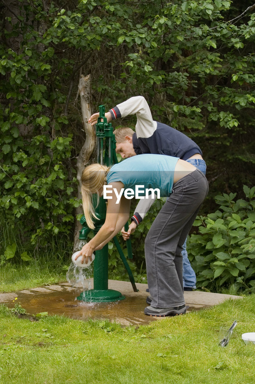 Sibling washing bowl at water pump