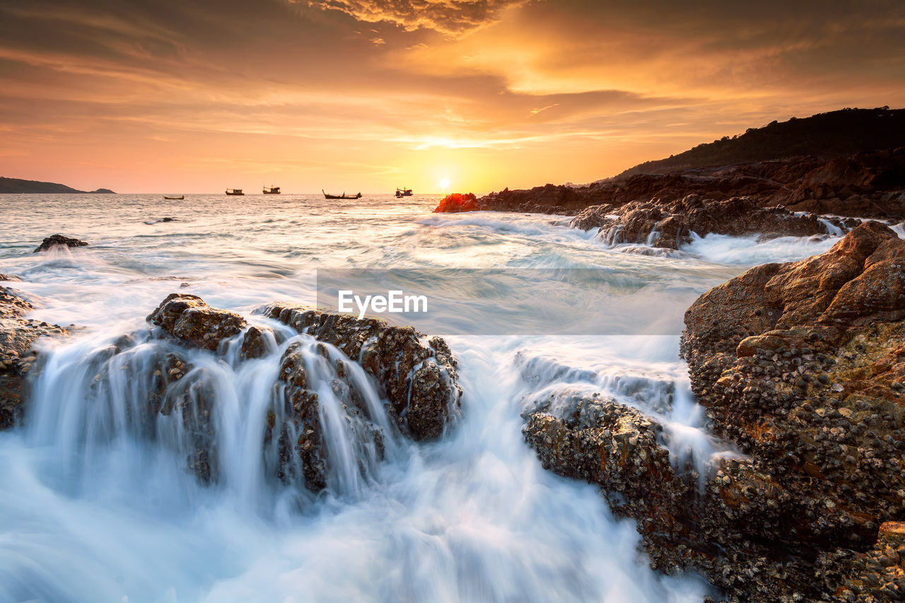 SCENIC VIEW OF SEA AGAINST SUNSET SKY