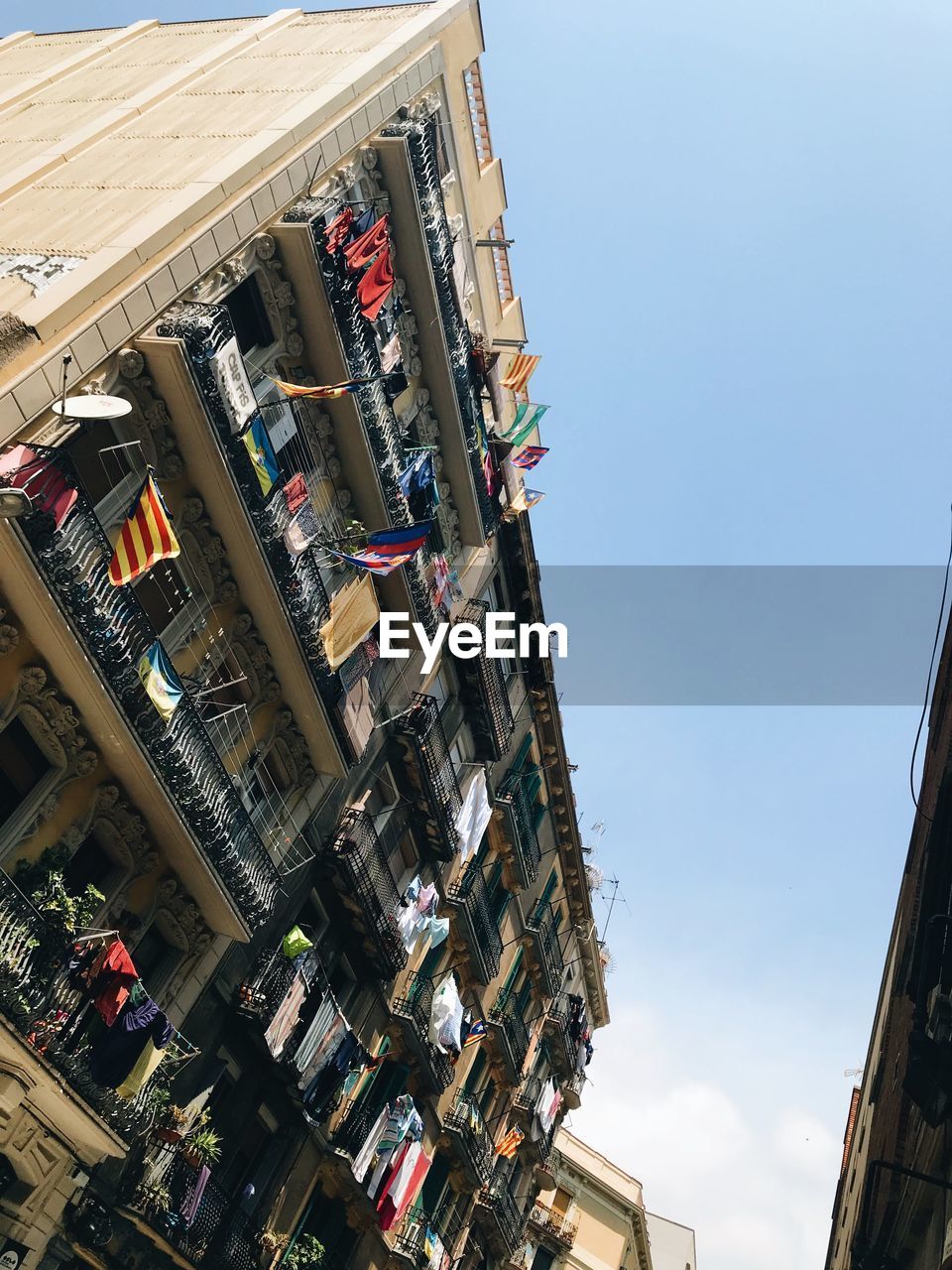 LOW ANGLE VIEW OF BUILDINGS IN CITY AGAINST SKY