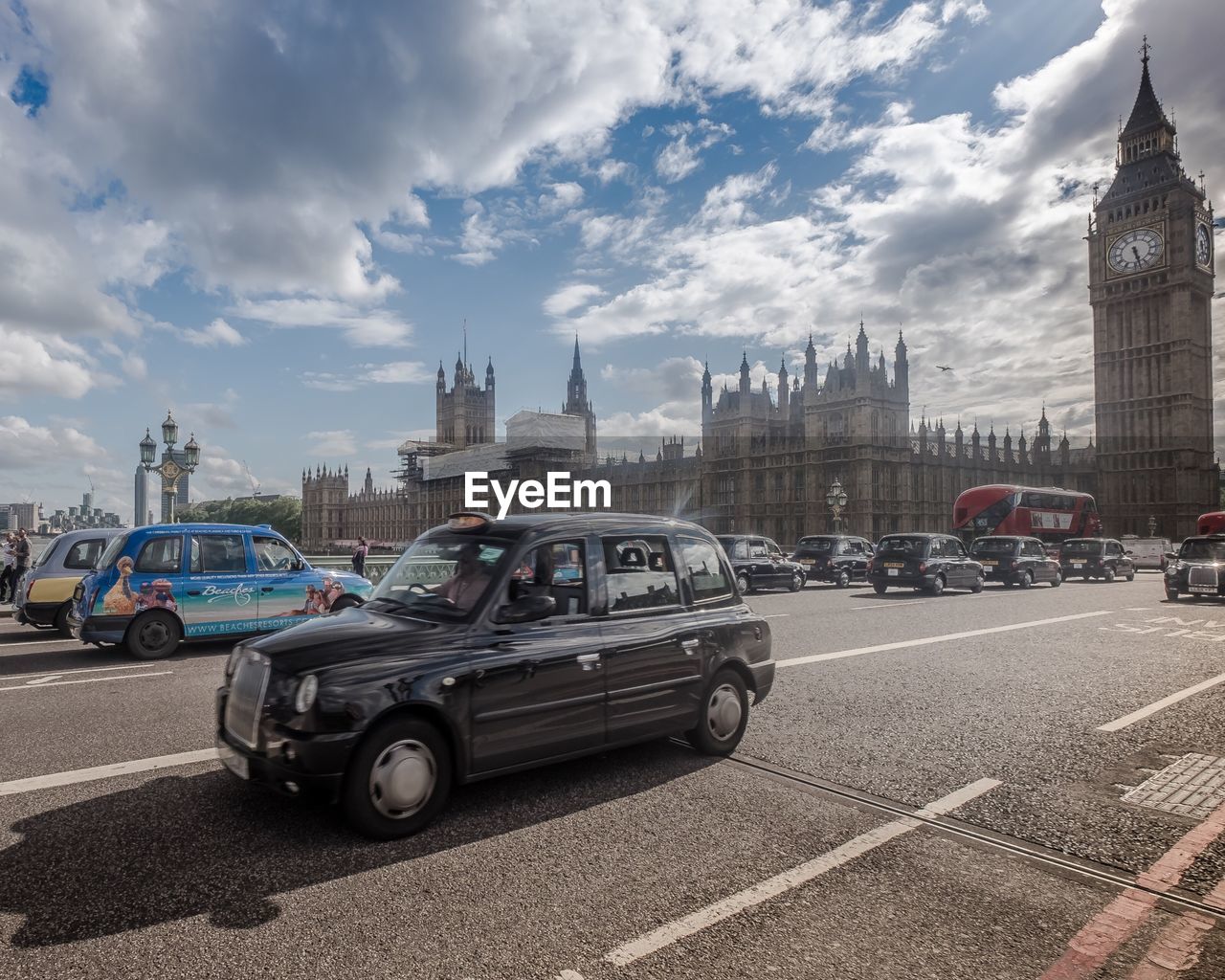 CARS ON CITY STREET AGAINST SKY SEEN FROM CAR