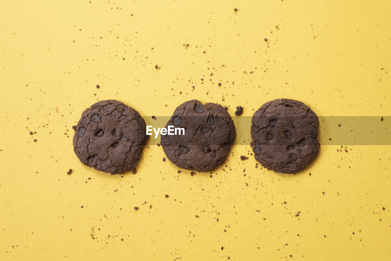 Above view of chocolate chip cookieswith crumble