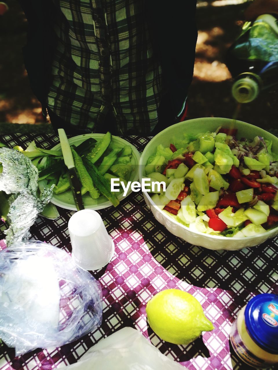 HIGH ANGLE VIEW OF FOOD ON TABLE