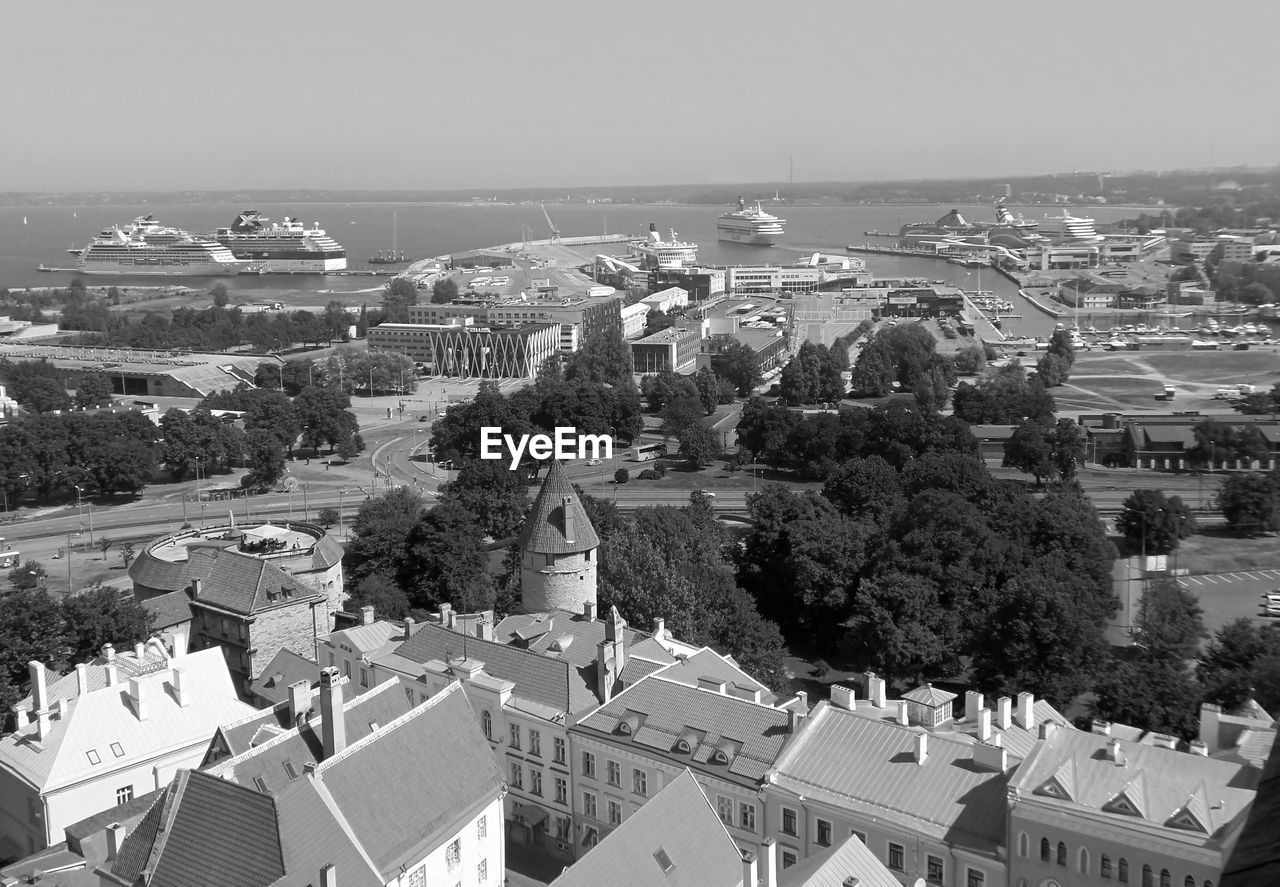 HIGH ANGLE VIEW OF TOWNSCAPE AND BUILDINGS IN CITY