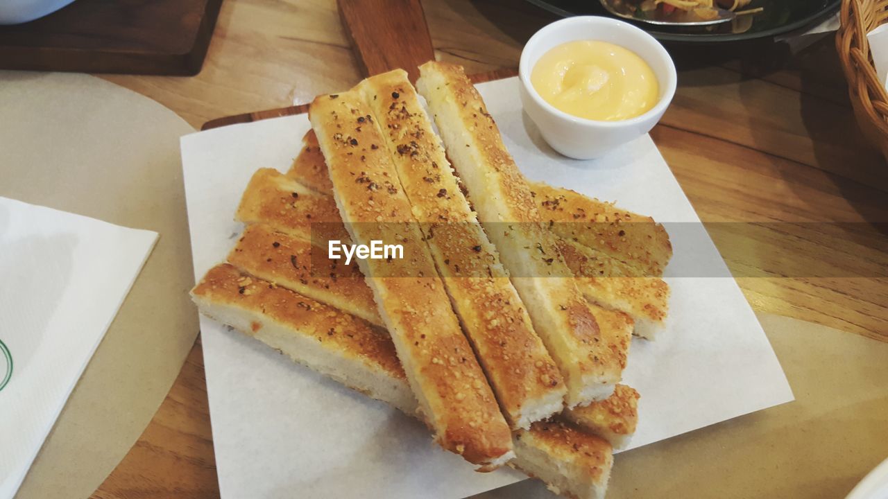 HIGH ANGLE VIEW OF BREAKFAST ON PLATE