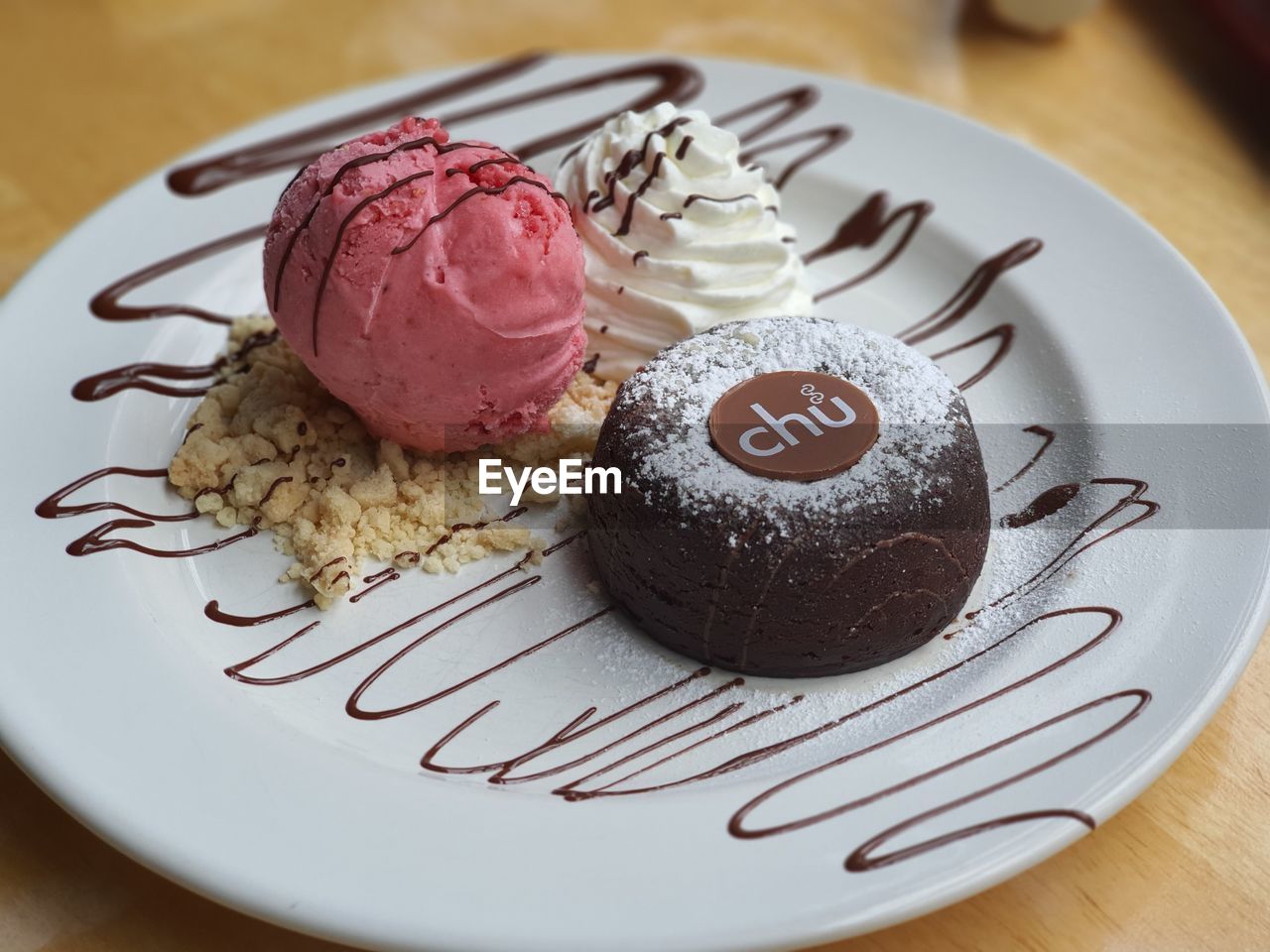 CLOSE-UP OF CAKE ON PLATE