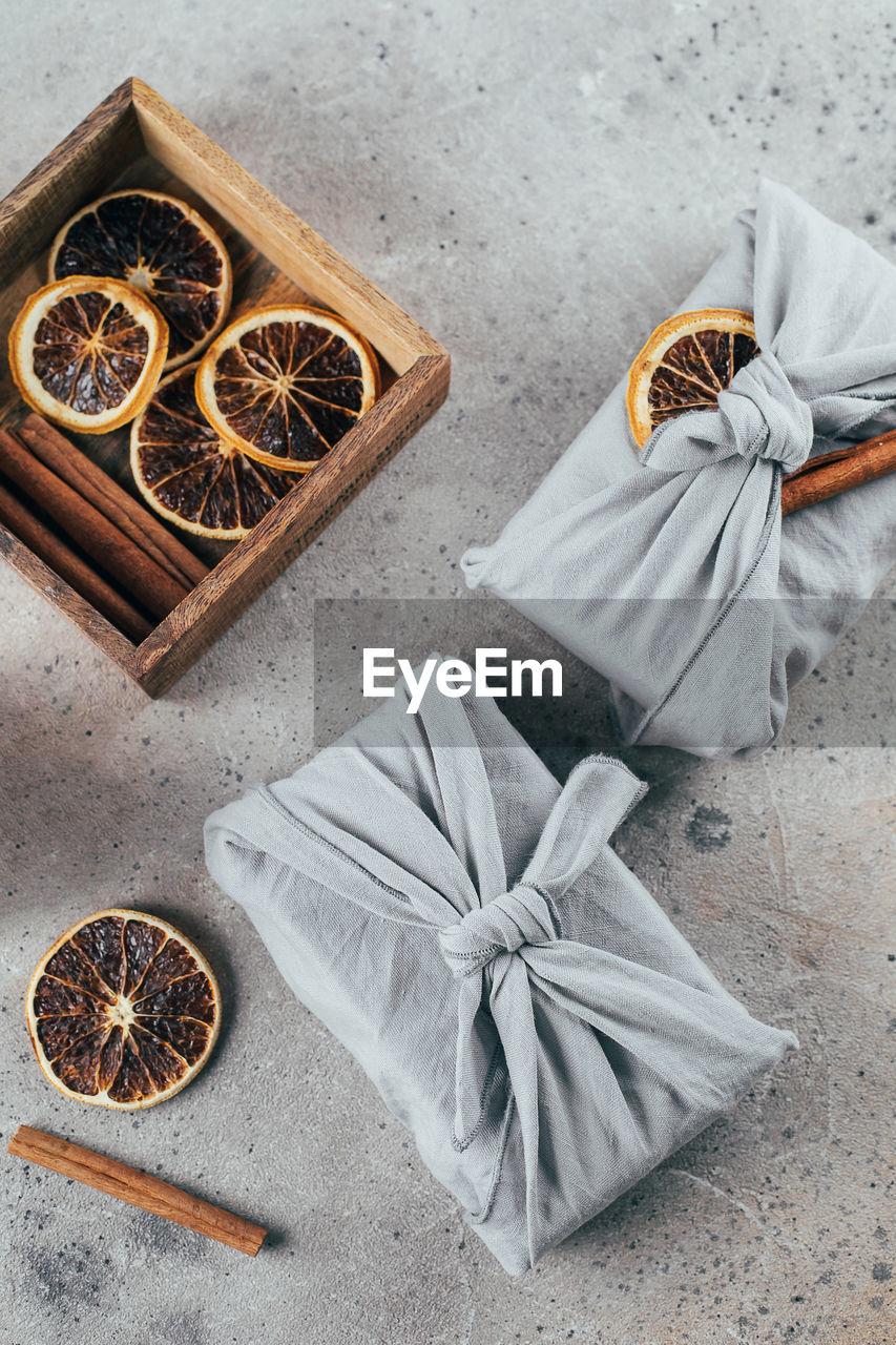 HIGH ANGLE VIEW OF ORANGES IN BOWL