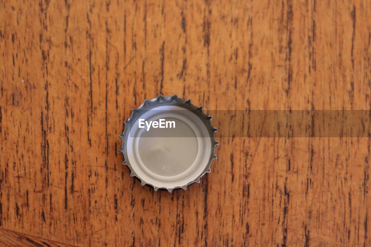 HIGH ANGLE VIEW OF BLACK COFFEE ON TABLE
