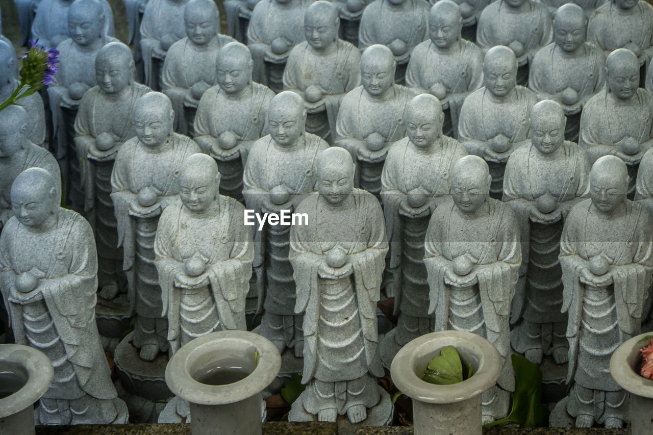 STATUES IN ROW OF BUDDHA