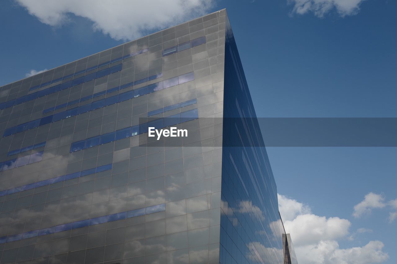 LOW ANGLE VIEW OF GLASS BUILDING AGAINST SKY