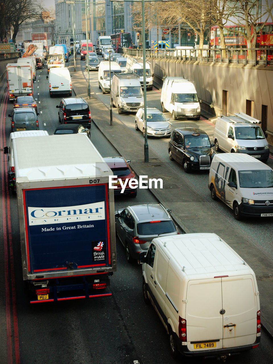 HIGH ANGLE VIEW OF TRAFFIC ON ROAD