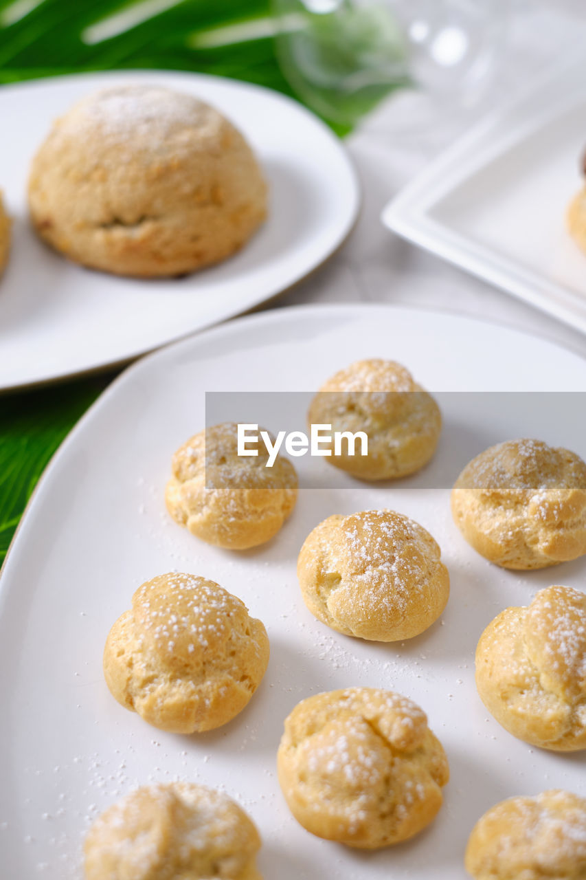 HIGH ANGLE VIEW OF COOKIES ON TABLE