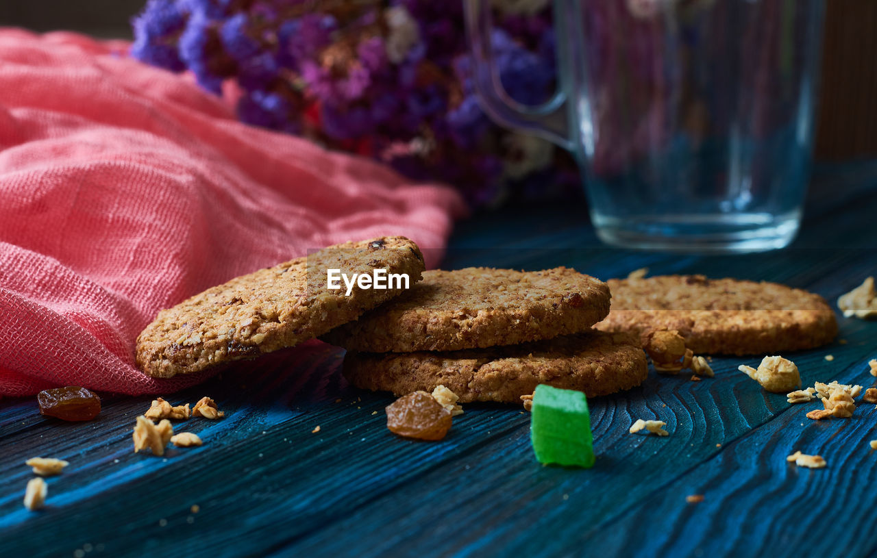 CLOSE-UP OF COOKIES