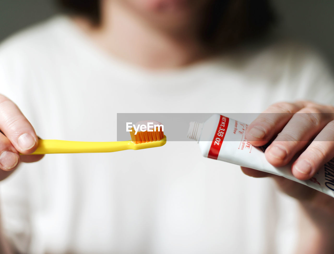 MIDSECTION OF WOMAN HOLDING TEXT
