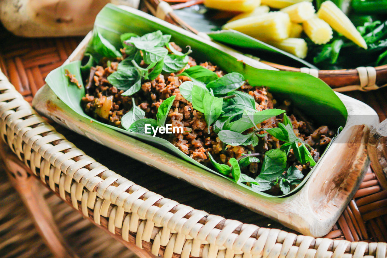 HIGH ANGLE VIEW OF SALAD IN PLATE ON TABLE