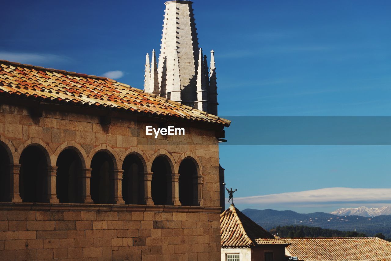 LOW ANGLE VIEW OF TEMPLE BUILDING AGAINST SKY