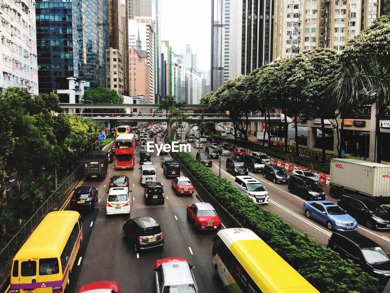 HIGH ANGLE VIEW OF TRAFFIC ON ROAD