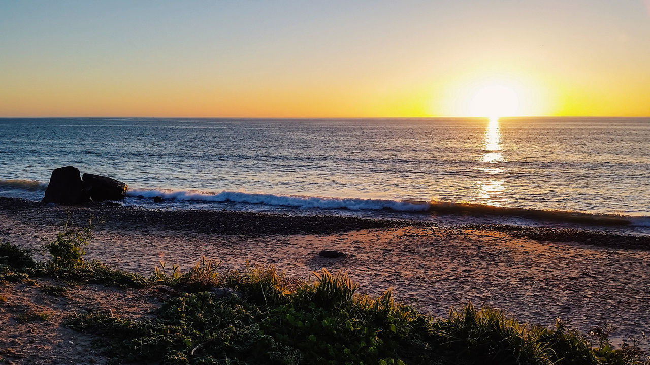 SCENIC VIEW OF SEA AGAINST SUNSET SKY