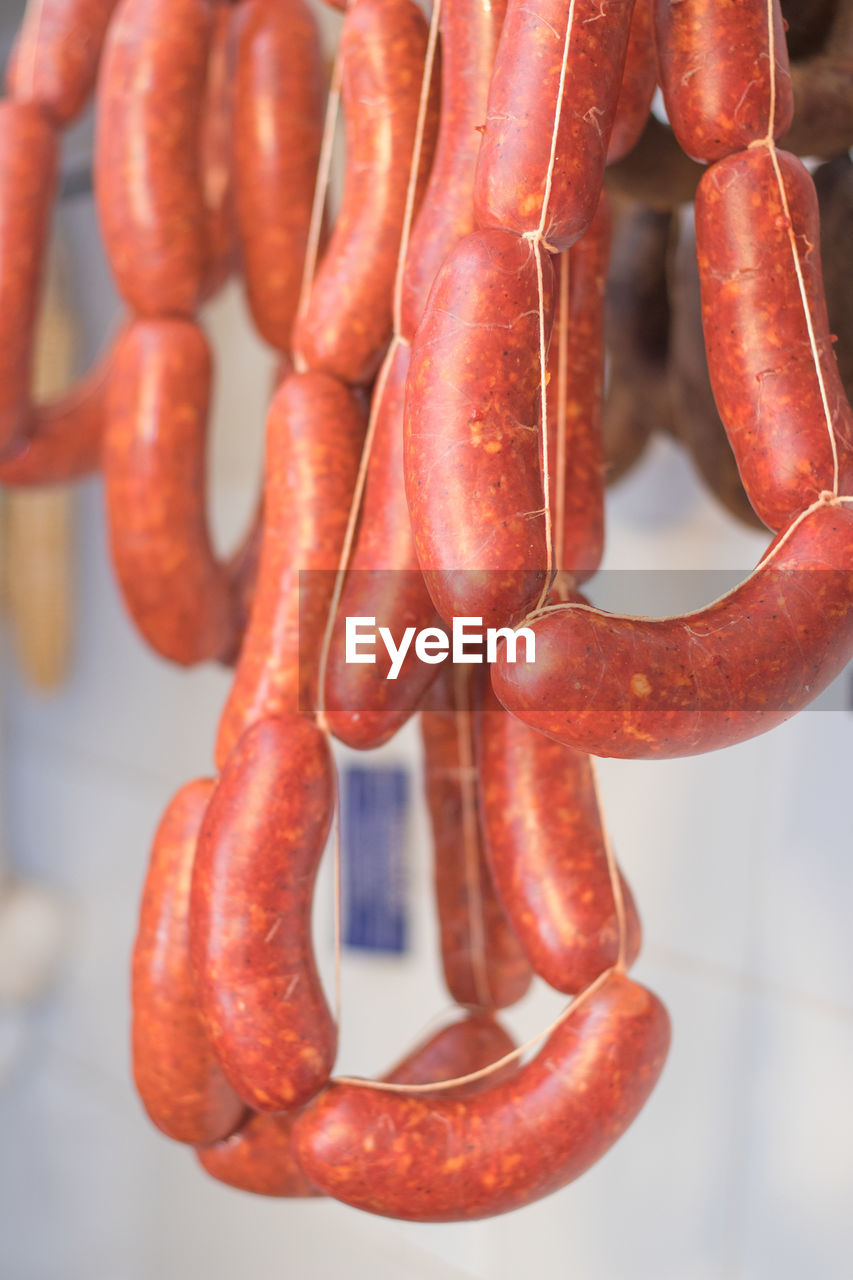 CLOSE-UP OF TOMATOES IN MARKET FOR SALE