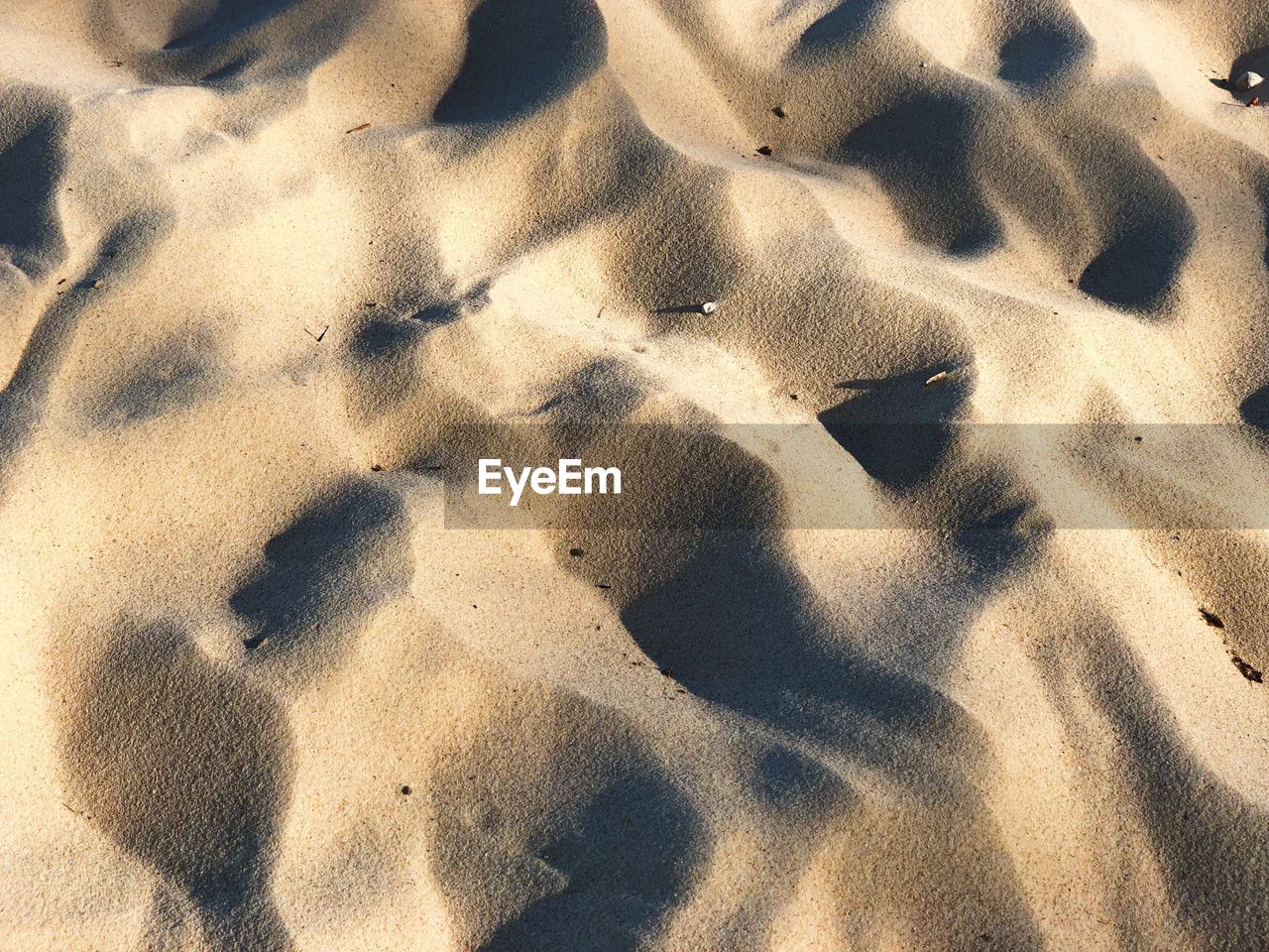 HIGH ANGLE VIEW OF SAND SHADOW ON BEACH