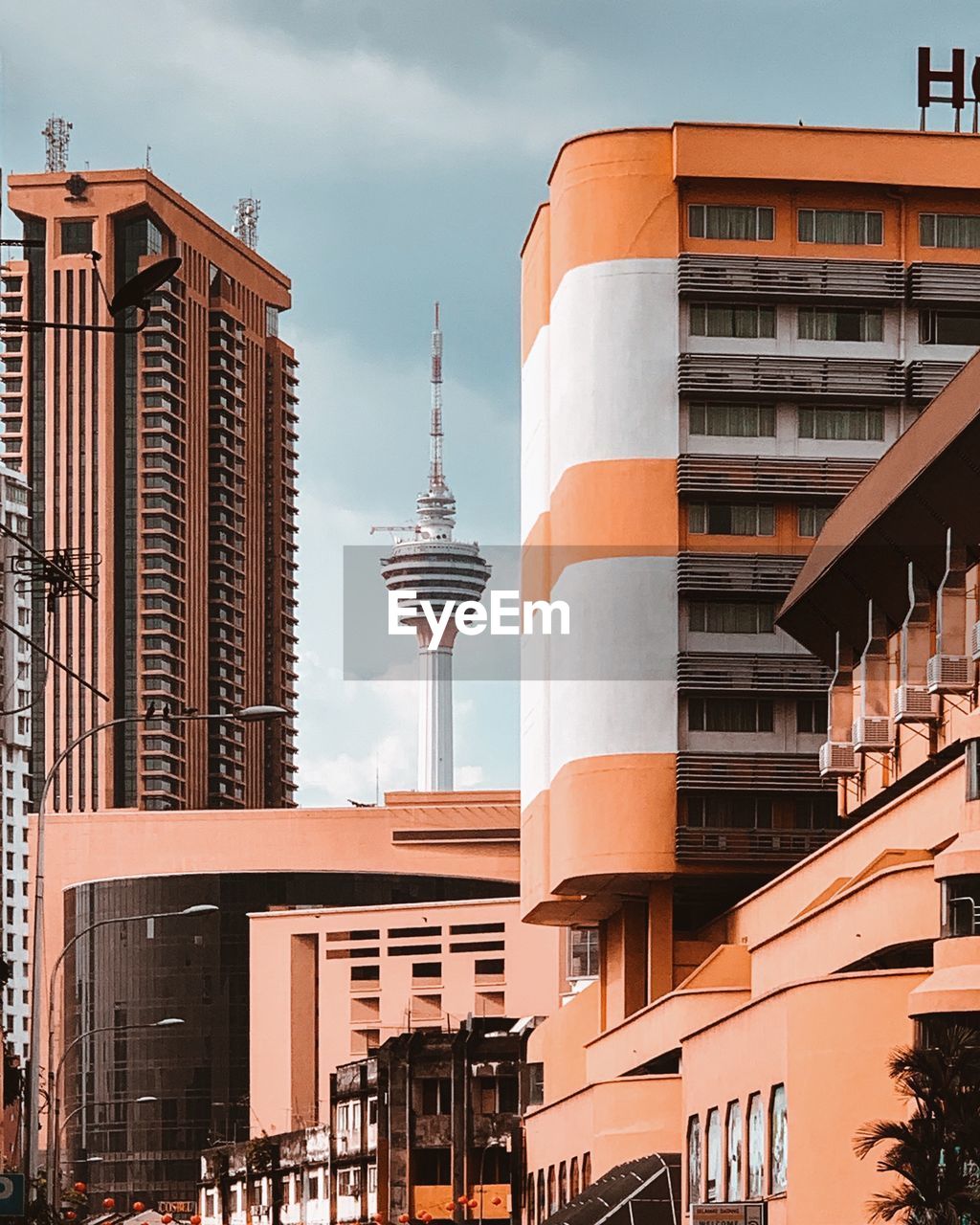 LOW ANGLE VIEW OF BUILDINGS AGAINST CLOUDY SKY