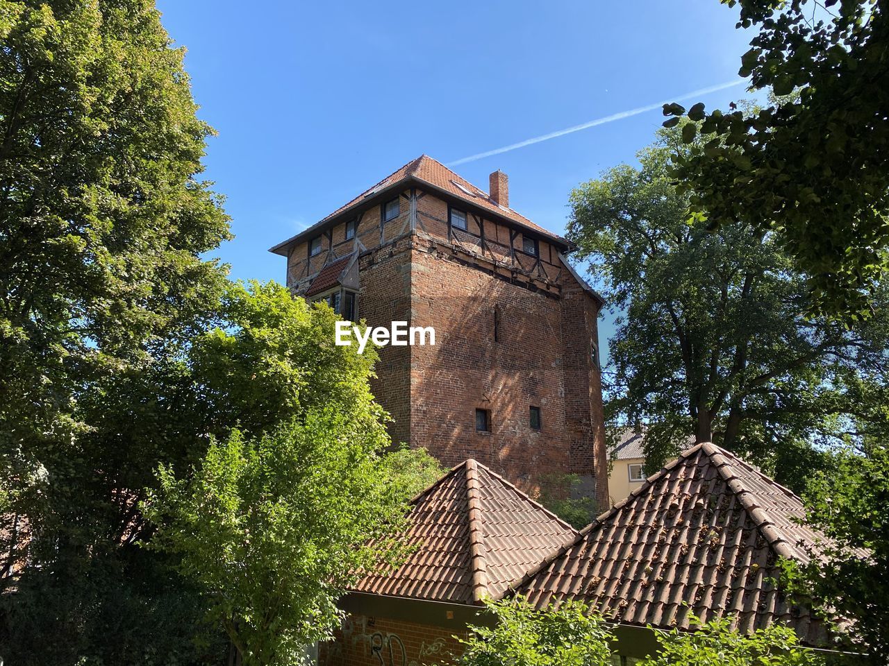 LOW ANGLE VIEW OF OLD BUILDING AGAINST CLEAR SKY