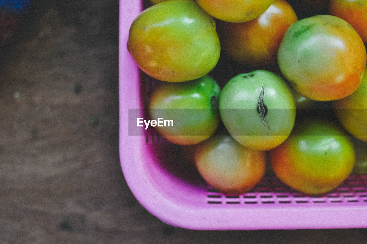 DIRECTLY ABOVE SHOT OF APPLES IN BOWL