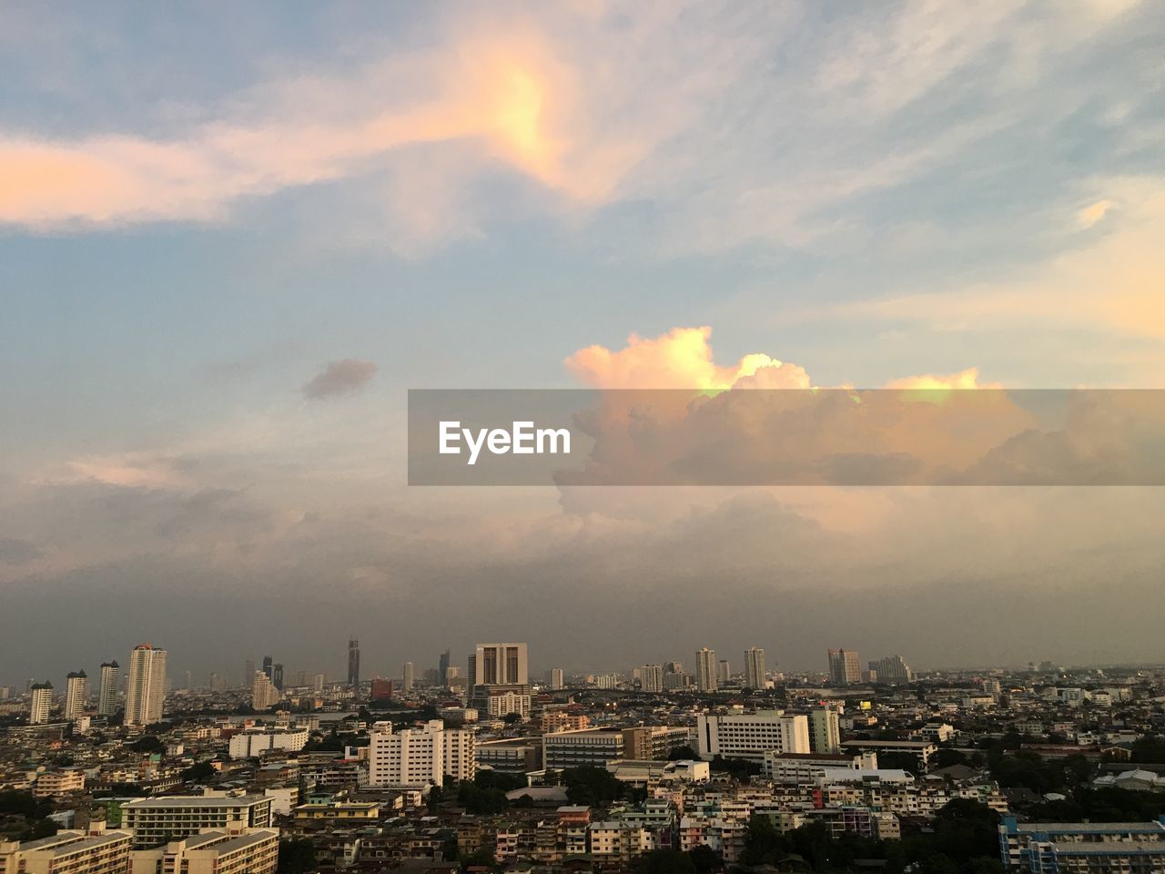 AERIAL VIEW OF BUILDINGS IN CITY AGAINST SKY