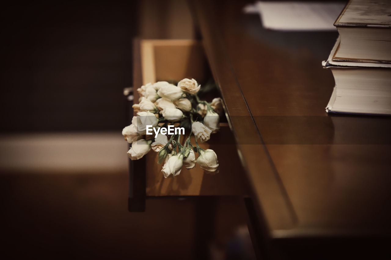 CLOSE-UP OF WHITE FLOWERS ON TABLE