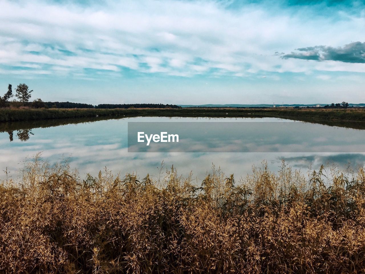 PANORAMIC SHOT OF LAKE AGAINST SKY