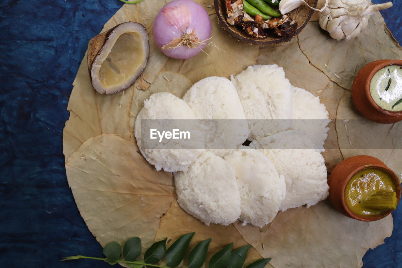 HIGH ANGLE VIEW OF FRUITS IN BOWL