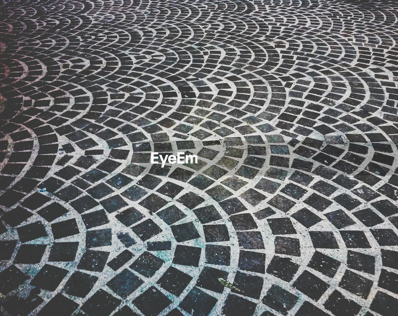 Patterned tile flooring