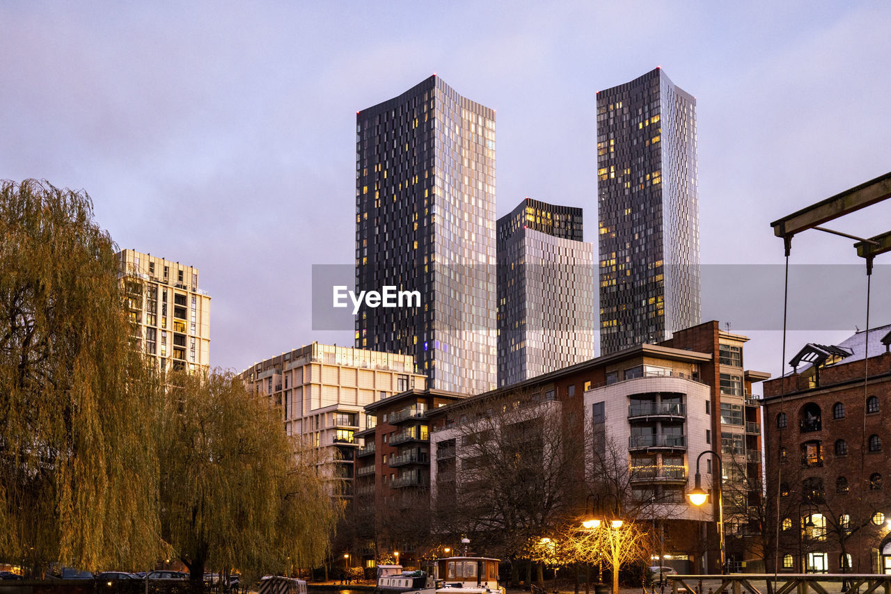 Uk, england, manchester, skyline skyscrapers at dusk