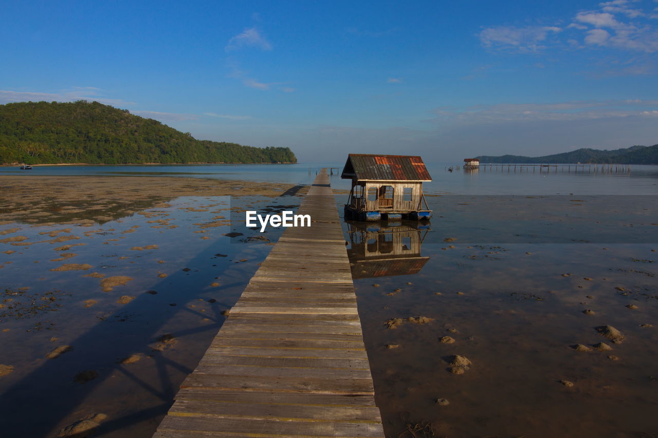 LIFEGUARD HUT BY LAKE AGAINST SKY