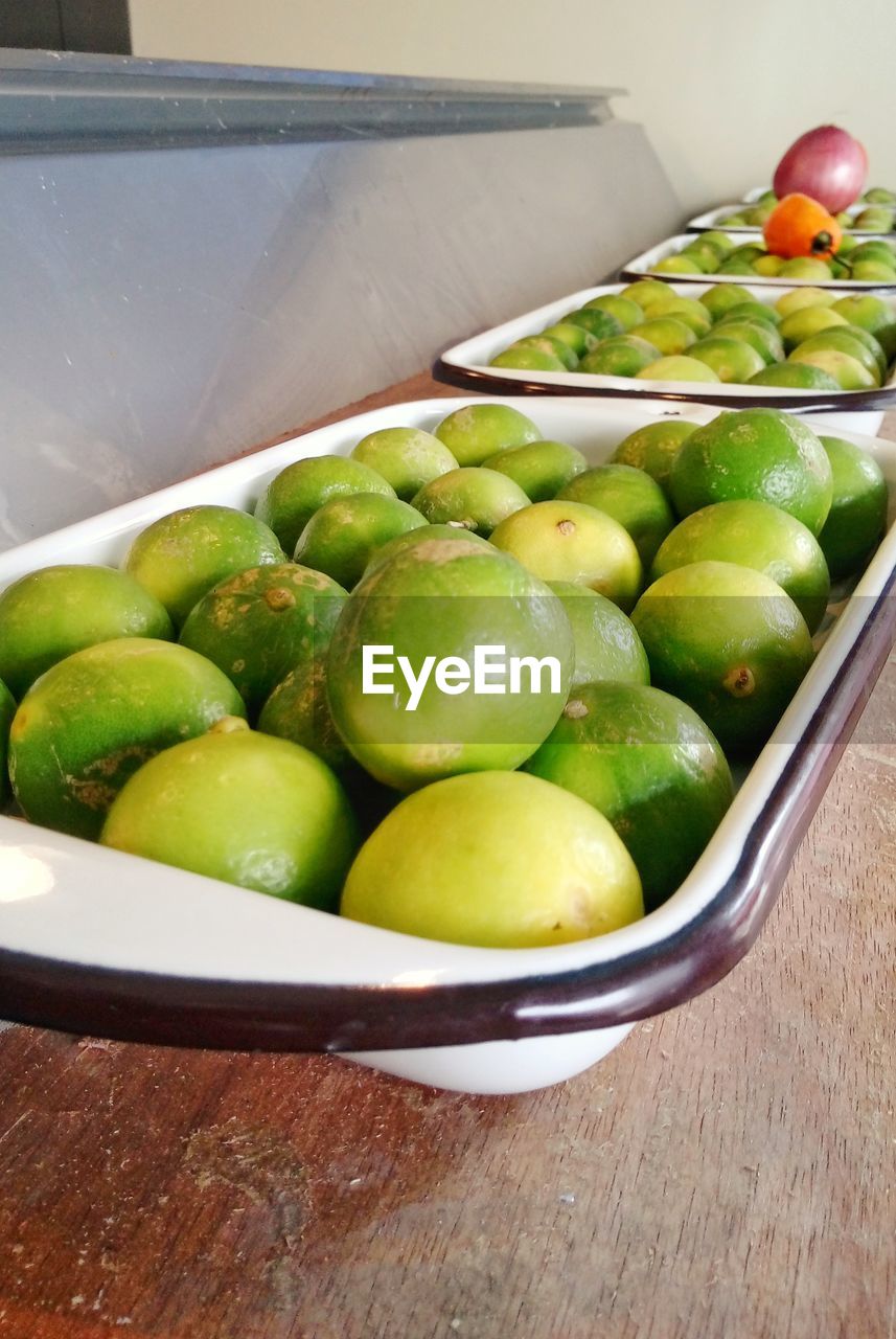 HIGH ANGLE VIEW OF FRESH FRUITS IN BOWL